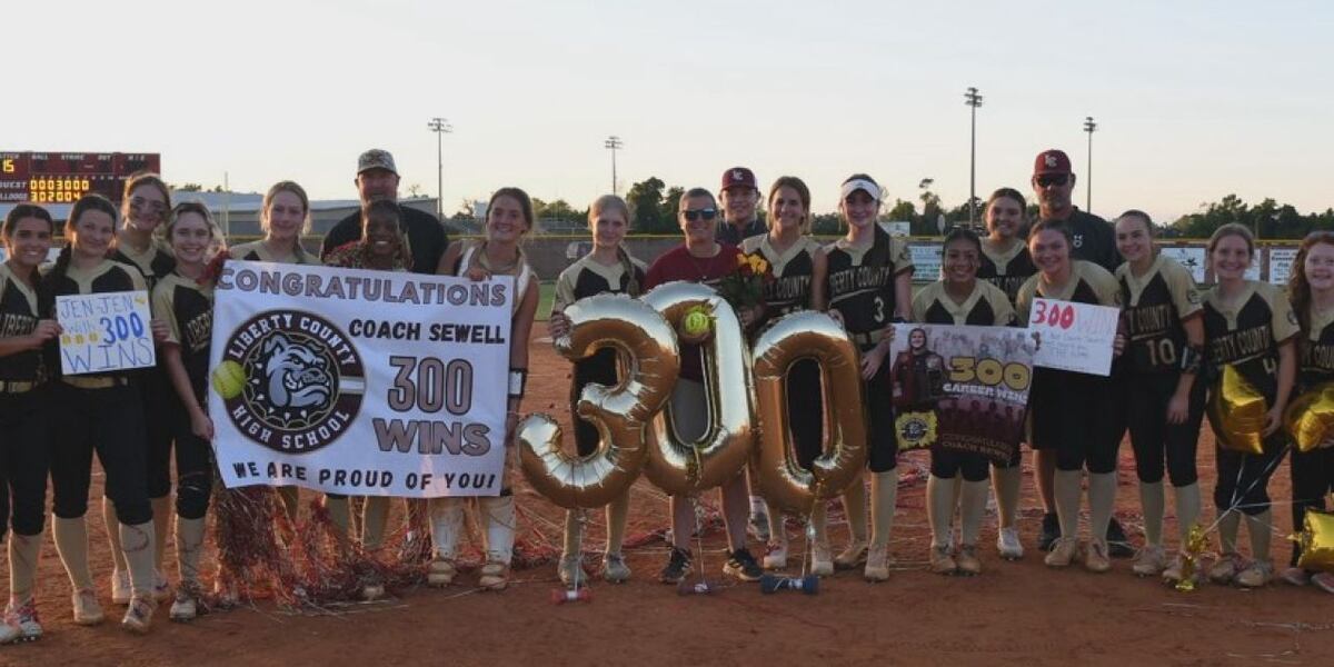 Liberty head coach Jennifer Sewell racks up 300th career win on the diamond