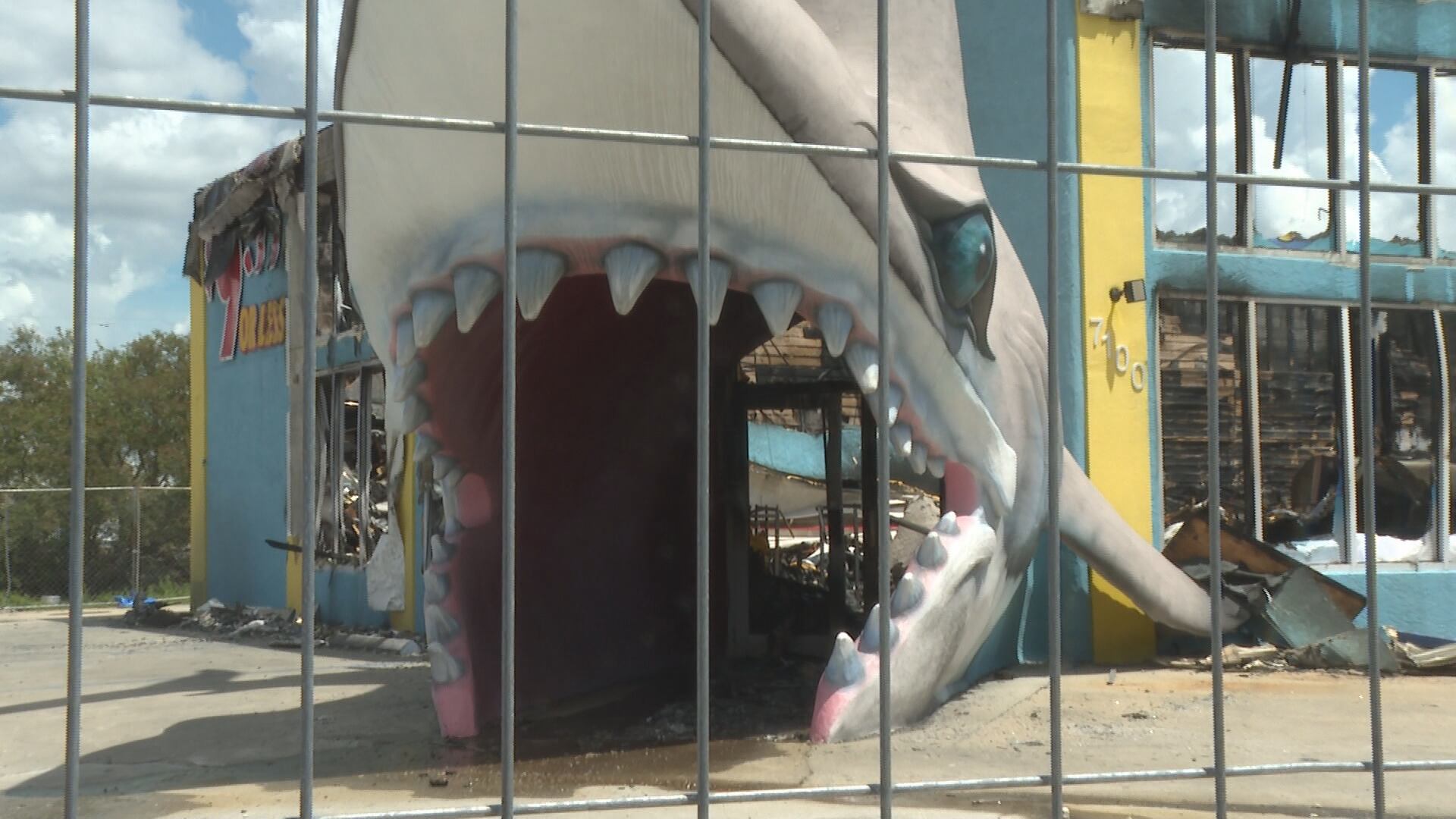 Магазин сувениров Jaws на пляже Панам-Сити планирует восстановить здание после пожара