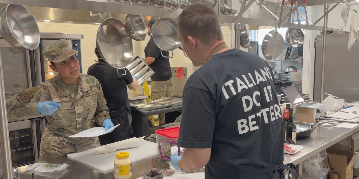 Ganador de MasterChef cocinando junto a Tyndall Airmen